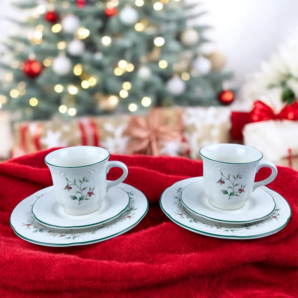 Pfaltzgraff Winterberry Christmas Morning Breakfast For 2 Cups Saucers Plates